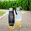 Kép 1/9 - H2O 650ml-es BPA mentes műanyag kulacs gyümölcs facsaróval narancs színben