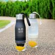 Kép 1/9 - H2O 650ml-es BPA mentes műanyag kulacs gyümölcs facsaróval narancs színben