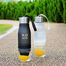 H2O 650ml-es BPA mentes műanyag kulacs gyümölcs facsaróval narancs színben