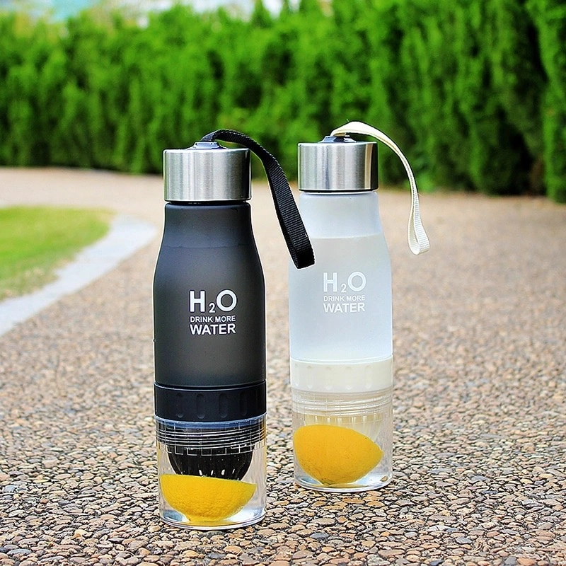 H2O 650ml-es BPA mentes műanyag kulacs gyümölcs facsaróval kék színben